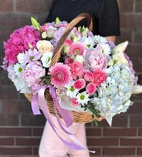 Композиция солнечный день в Кротовка Цветочная композиция из Розы, Хризантемы, Пионы и Лизиантусы в корзине в Кротовка