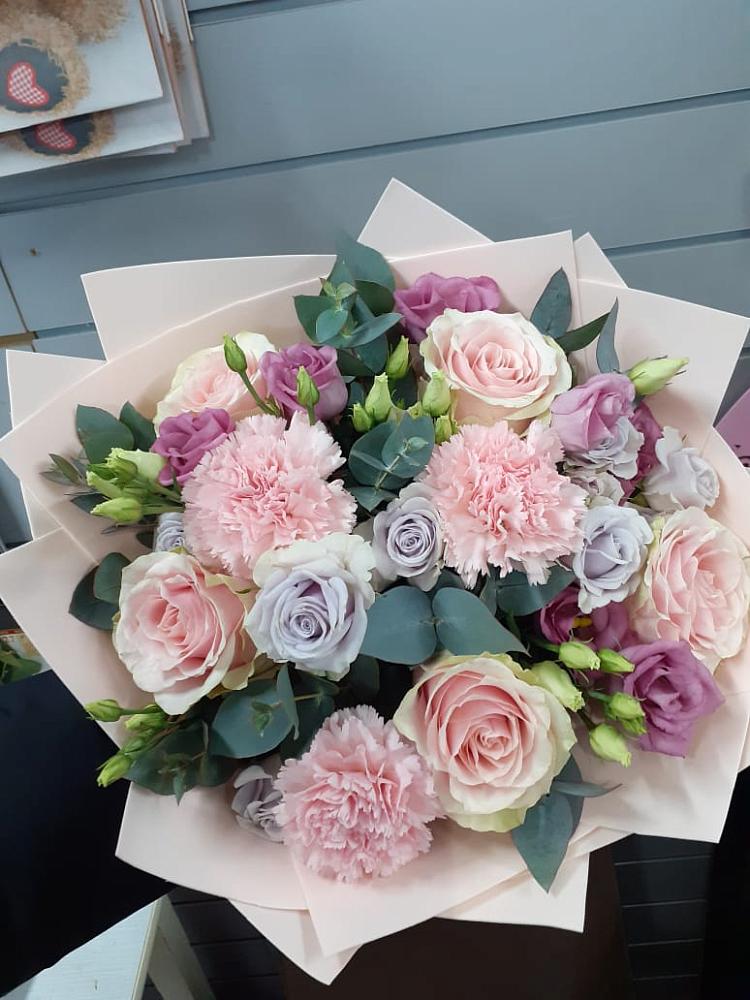 Букет цветов из: Розы, Гвоздики и Лизиантусы в Кротовка