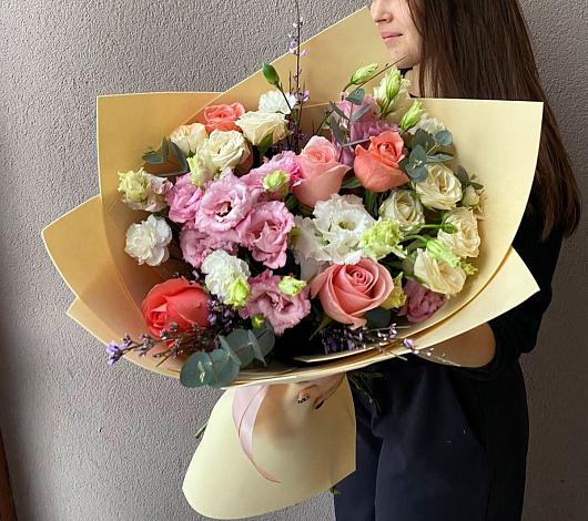 Букет цветов из: Розы, Лизиантусы и Гвоздики в Кротовка